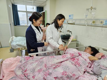 �ذ�Ů��  ����ͬ�С�����Ժ��չ���˸�Ů��ϵ��ů�Ļ